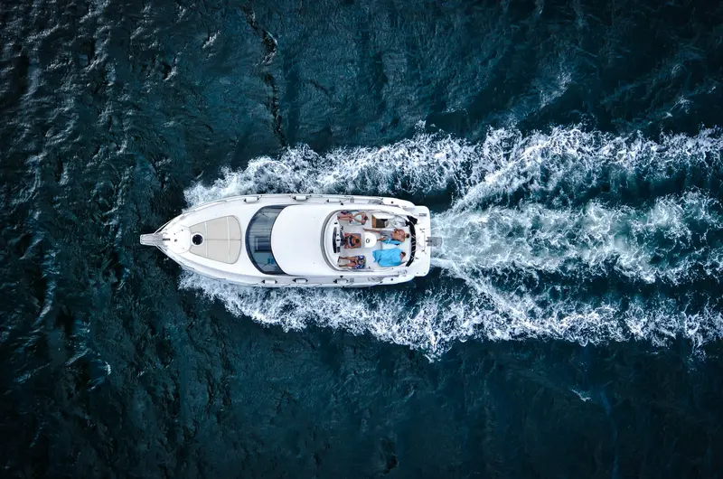 Motoryacht in Fahrt, von oben fotografiert